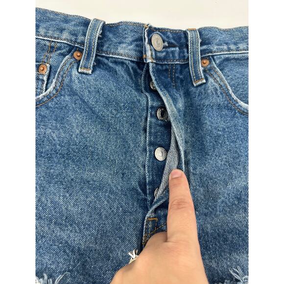 Levi's 501 Original high-rise distressed denim shorts - Picture 4 of 9
